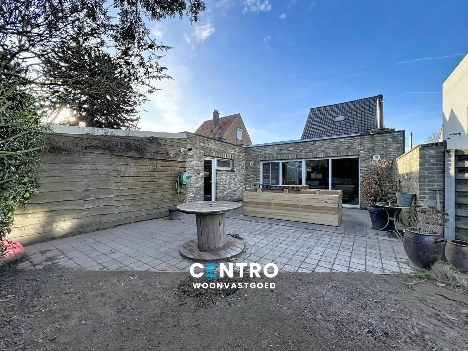 WOONST (4 slpk) met praktijkruimte, garages en extra STALLING op een ruim perceel van 820m²  te Gistel ! foto {{pictureIndex}}