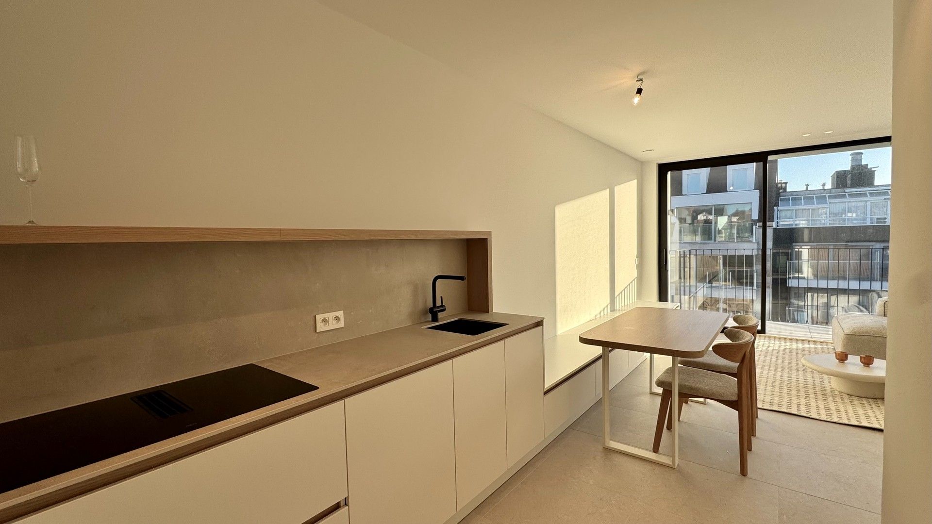 Prachtig nieuwbouw appartement met zijdelings zeezicht in het centrum van Knokke. foto 4