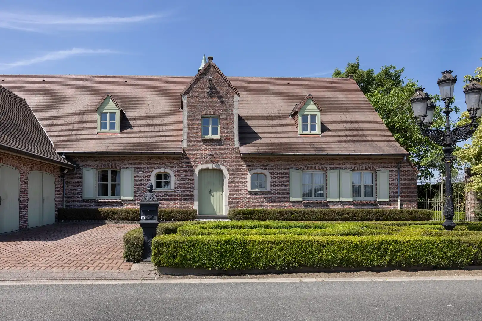 Hoofdfoto van de publicatie: Klassieke villa op rustige ligging in Ingelmunster