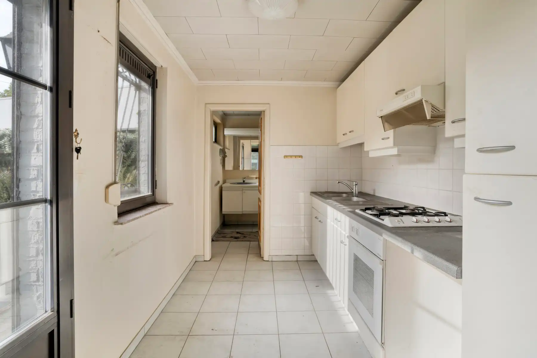 Te renoveren woning met ruime tuin aan Fort II Wommelgem. foto 7