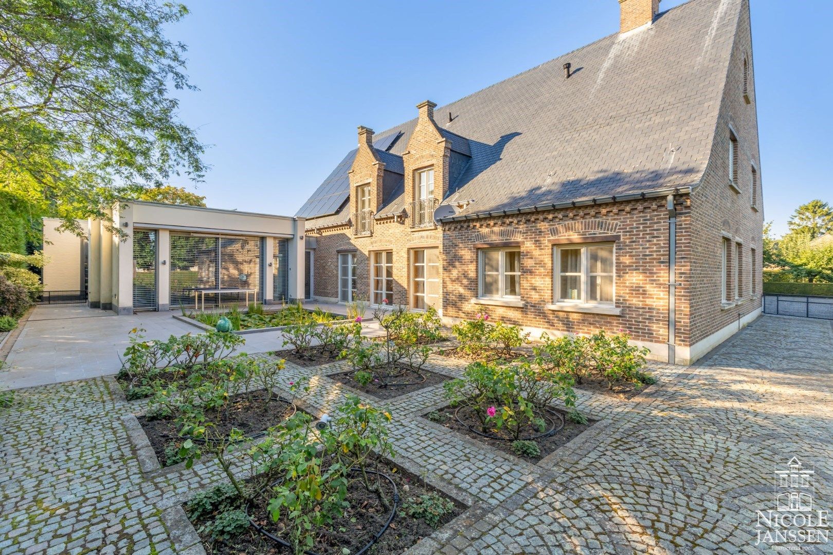 Royale villa met grote tuin in residentiële buurt vlakbij het centrum foto 23