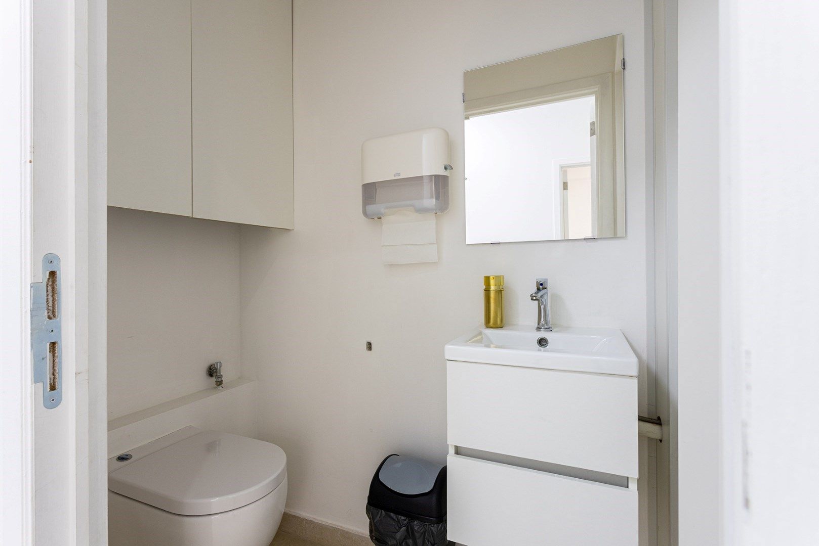 Handelsgelijkvloers of kantoorruimte met centrale ligging! foto 15