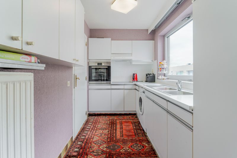 Roeselare-stadskern. Verzorgd twee-slaapkamerappartement met 3 terrassen, zuidelijk gelegen, 89m2 woonplezier. Aparte ondergrondse autostaanplaats mogelijk. foto 9