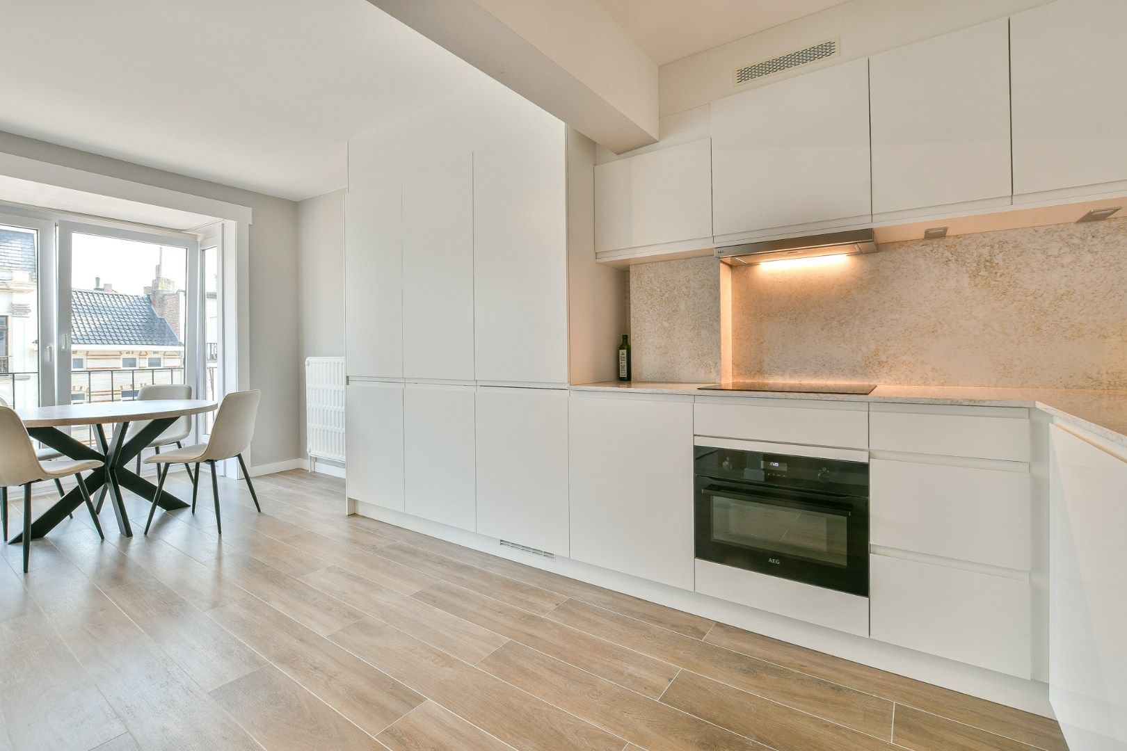 Gerenoveerd 2-slaapkamerappartement op toplocatie - vlakbij de zeedijk! foto 3