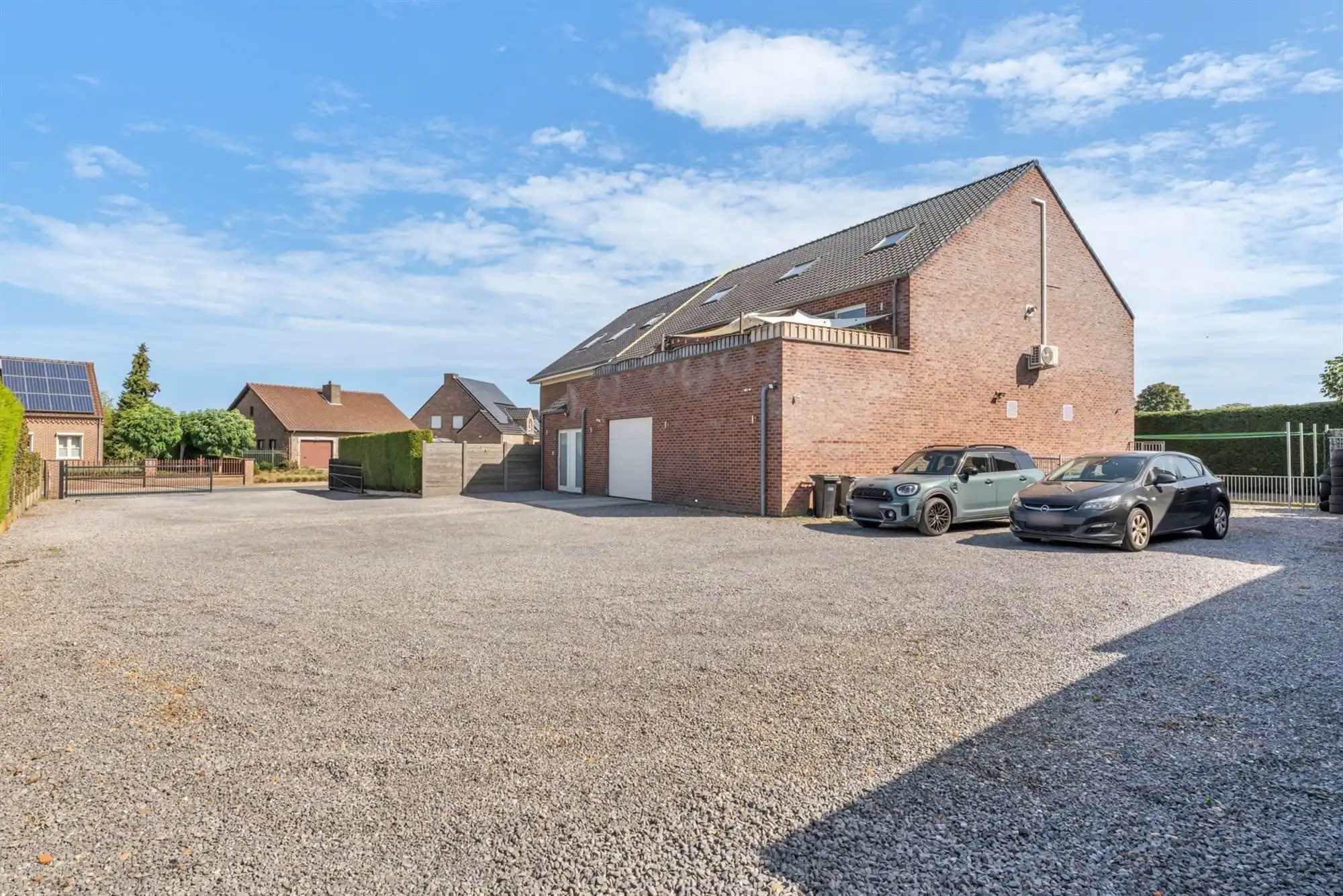 Ruime gezinswoning met garage/werkplaats op een perceel van 8a 97ca te Maaseik foto 3