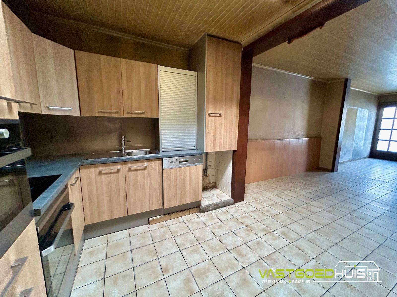 Te renoveren gezinswoning met garage en tuin foto 8