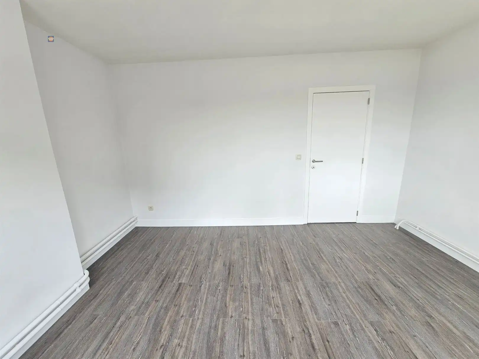 Recent gerenoveerde rijwoning met garage, tuin en 2 slaapkamers foto 11