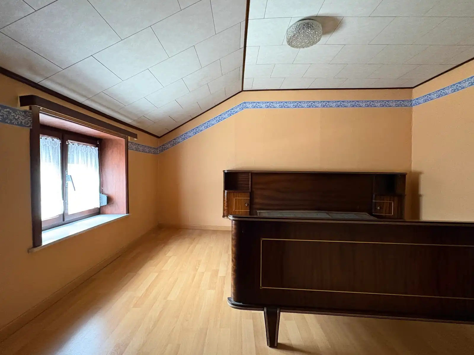 Charmante te renoveren woning foto 12