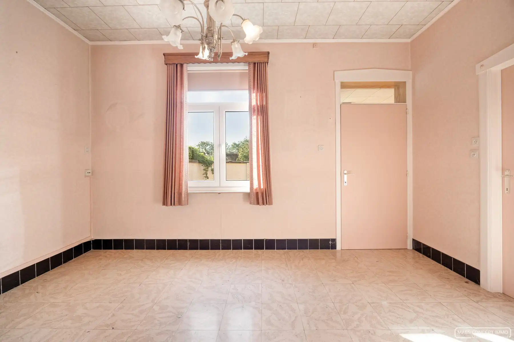 Karaktervolle woning met garage te koop op Elsegemplein (Wortegem) foto 6