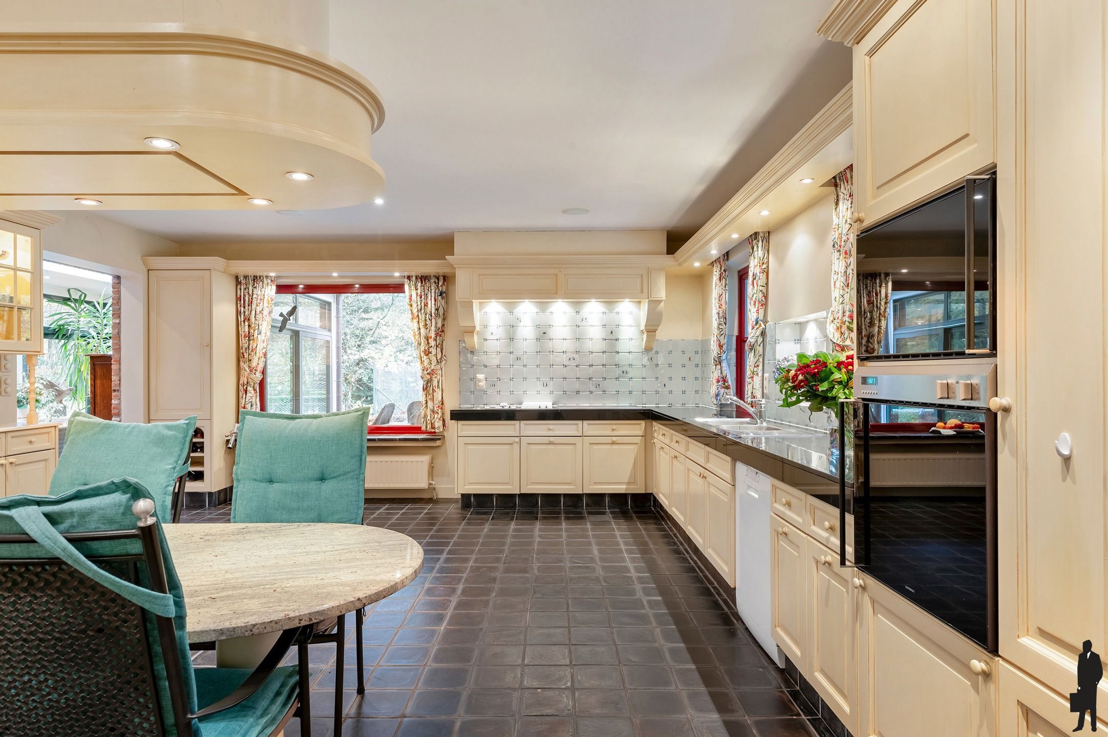 Op absolute toplocatie gelegen villa! foto 9