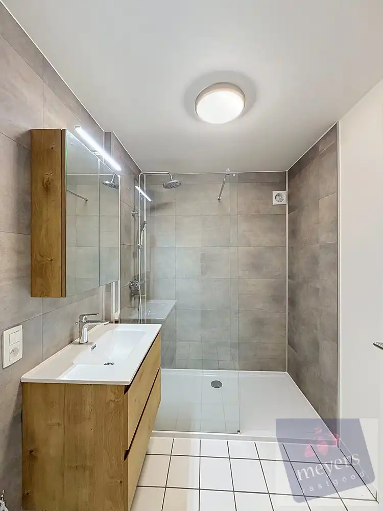 Appartement met 2 slaapkamers, terras en garage te huur in Hasselt foto 9