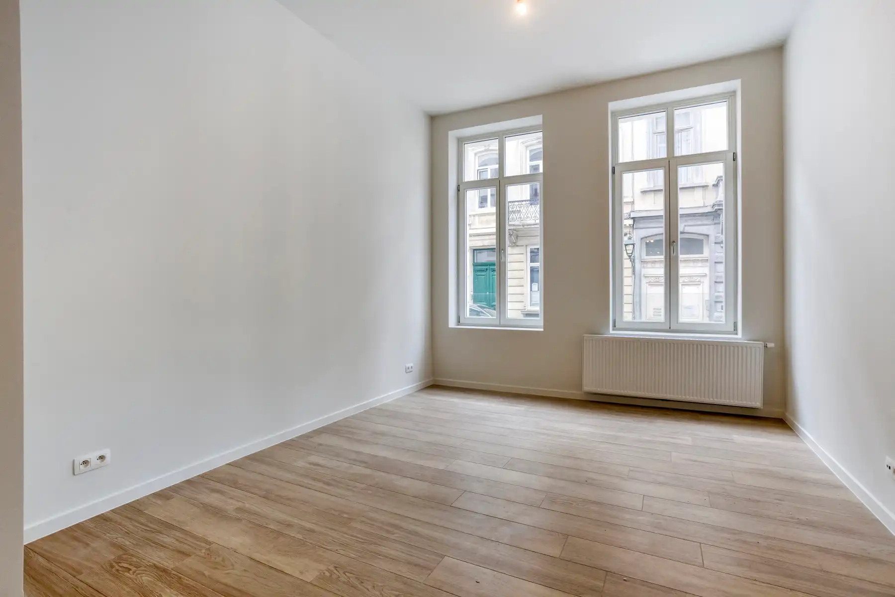 Prachtig gerenoveerd 2-slaapkamerappartement met tuin foto 5