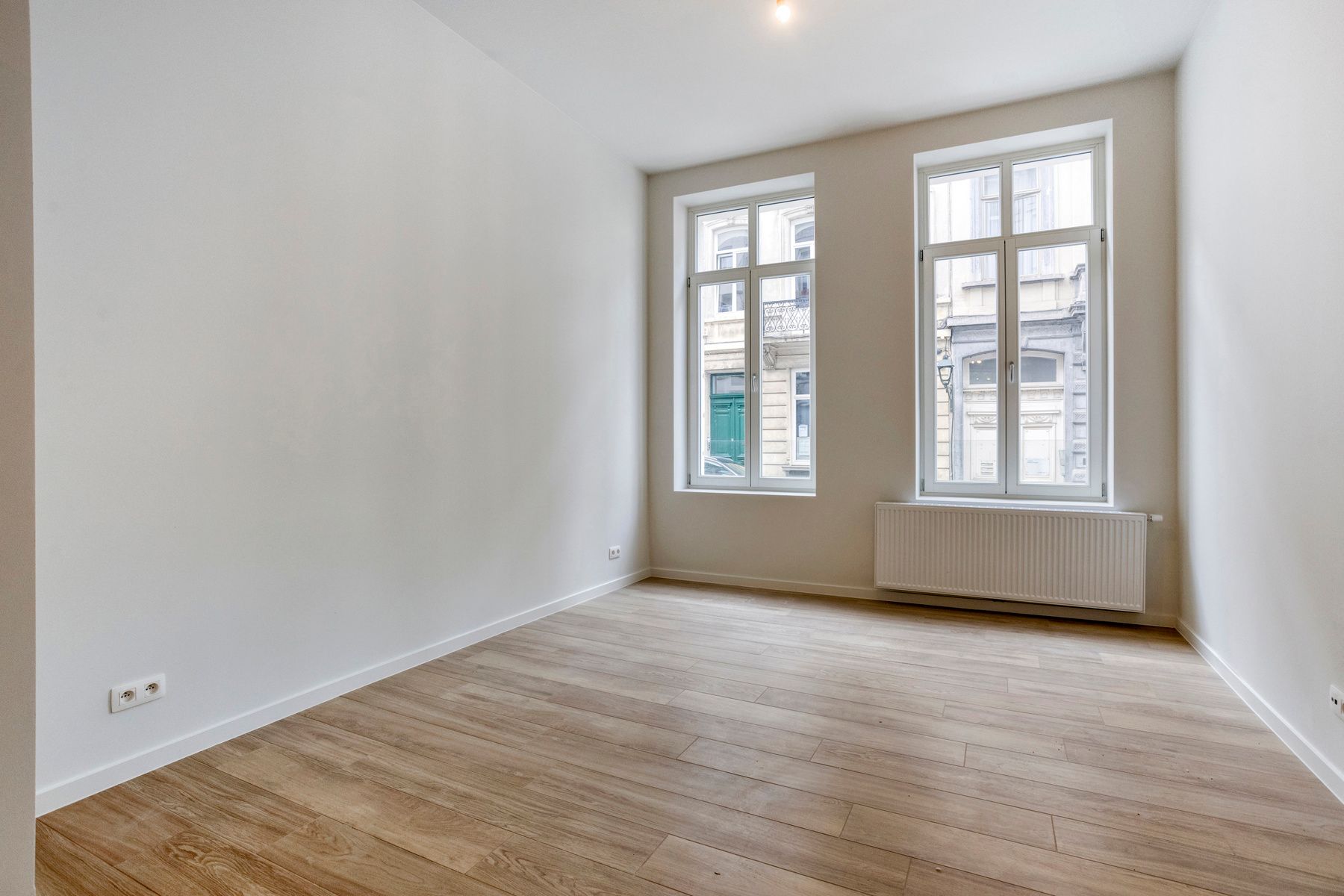 Prachtig gerenoveerd 2-slaapkamerappartement met tuin foto 5