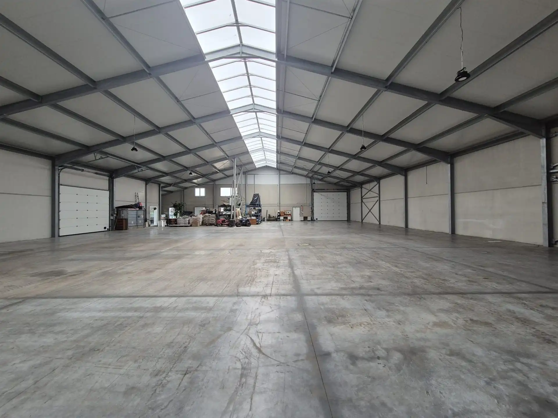 Loods van ± 1.000 m² met ruime buitenopslag. foto 8