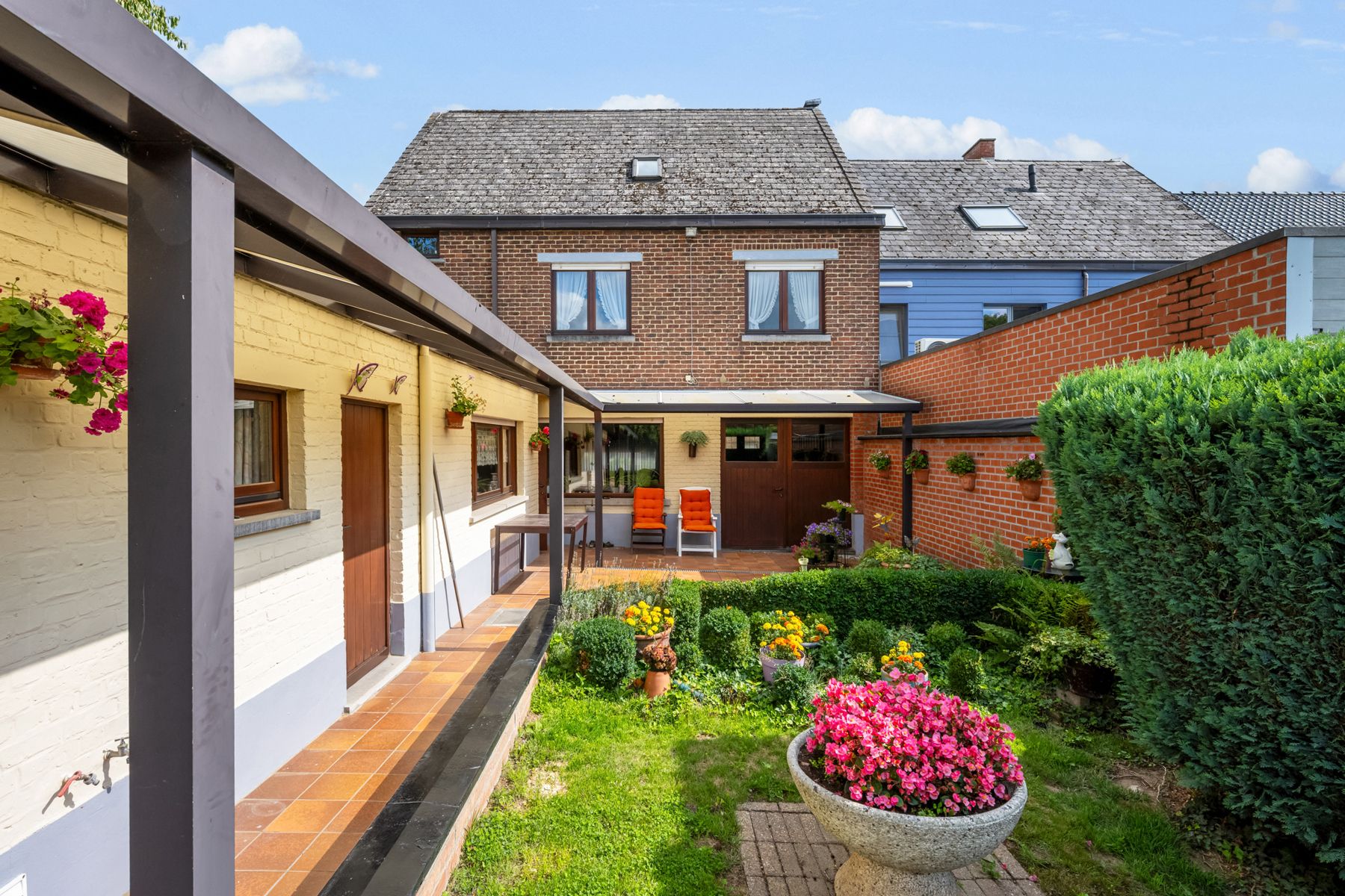 Te koop woning met inpandige garage, 4slpk's  en grote tuin  foto 24