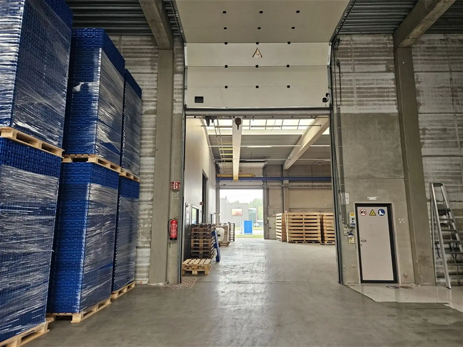 Magazijn met kantoor en verhard terrein te Desteldonk foto 7