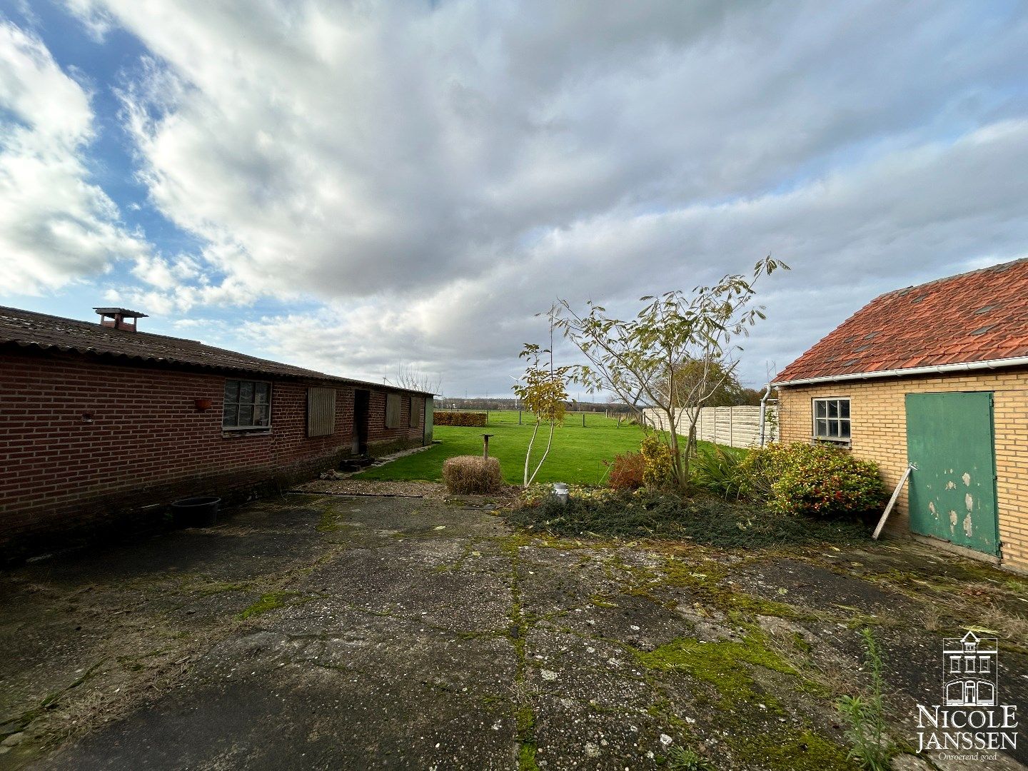 Te renoveren ruime hoevewoning met stallingen en grond foto 22