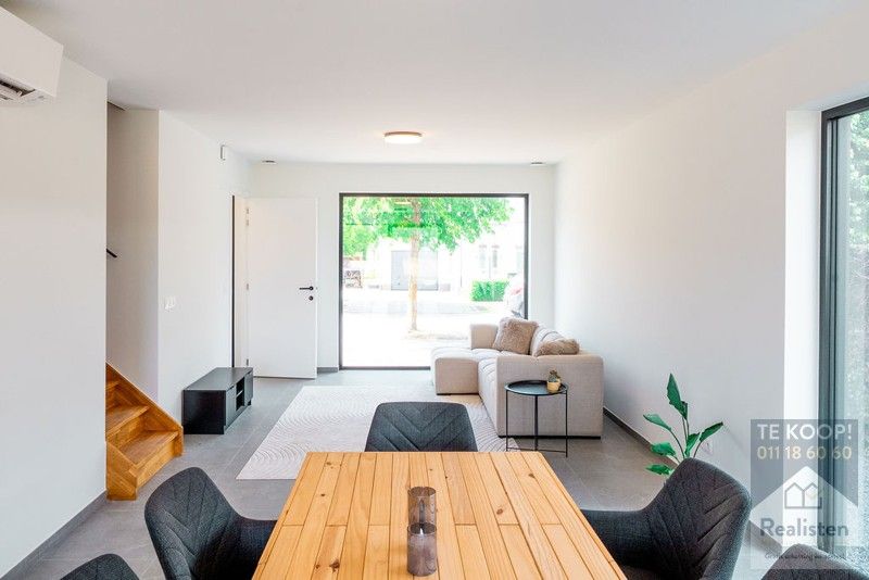 Betaalbare en instapklare nieuwbouwwoning - HOB - links + rechts foto 5