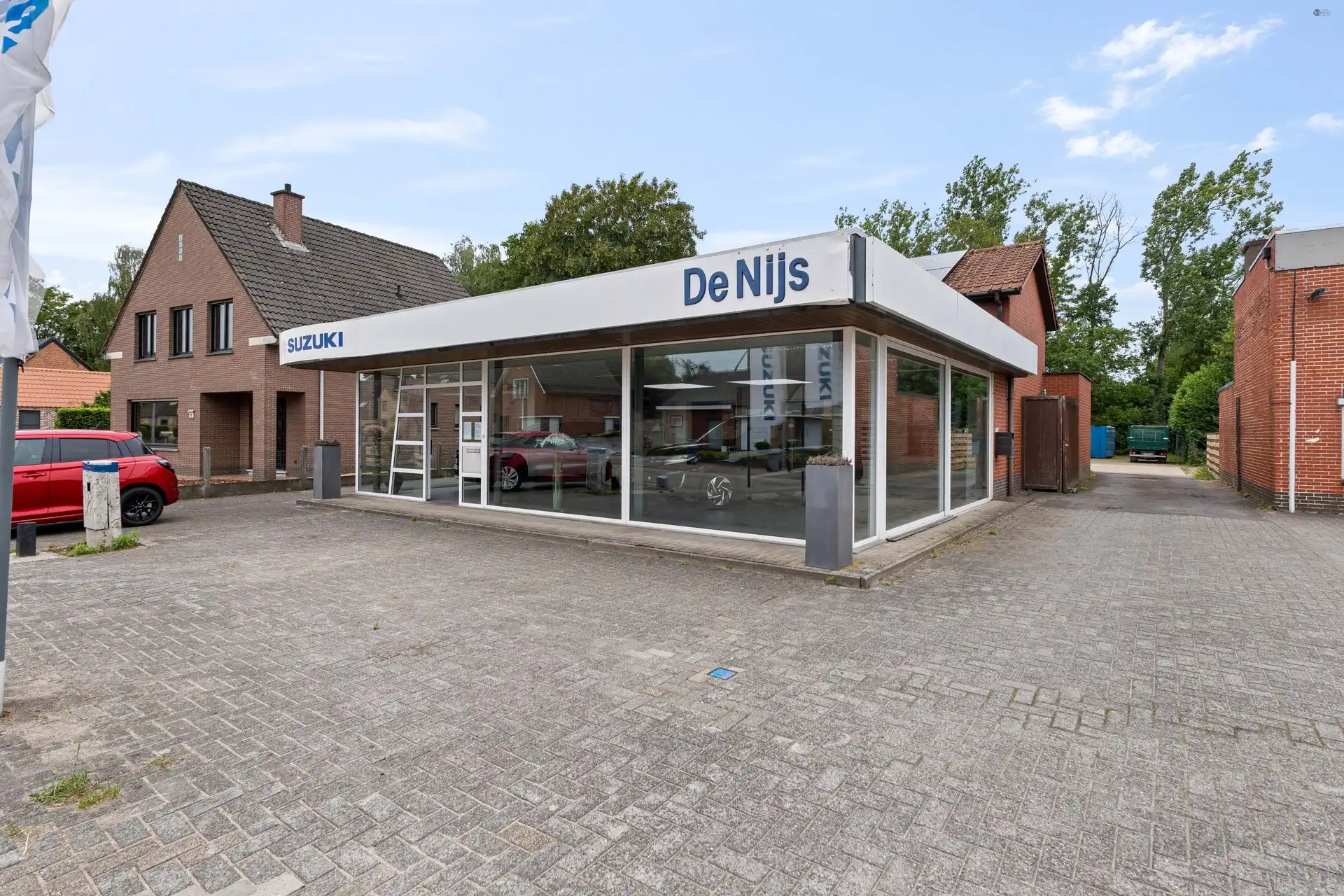 2 Vergunde magazijnen, showroom en woning op een ruim perceel foto 8
