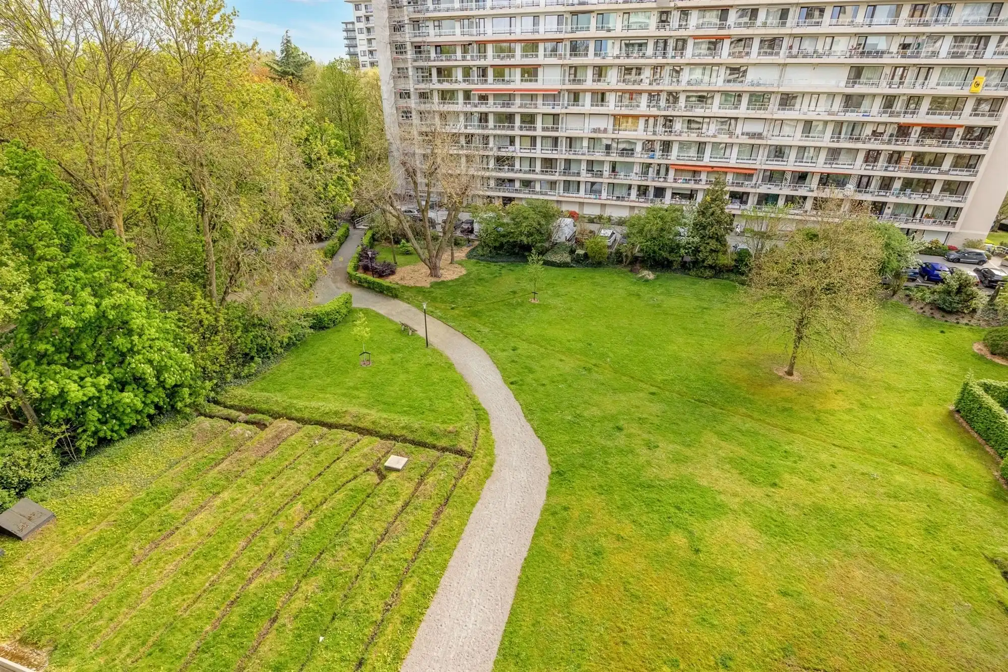 Volledig gerenov. app. met 2 slpkmrs. en terras te Pulhof foto 14