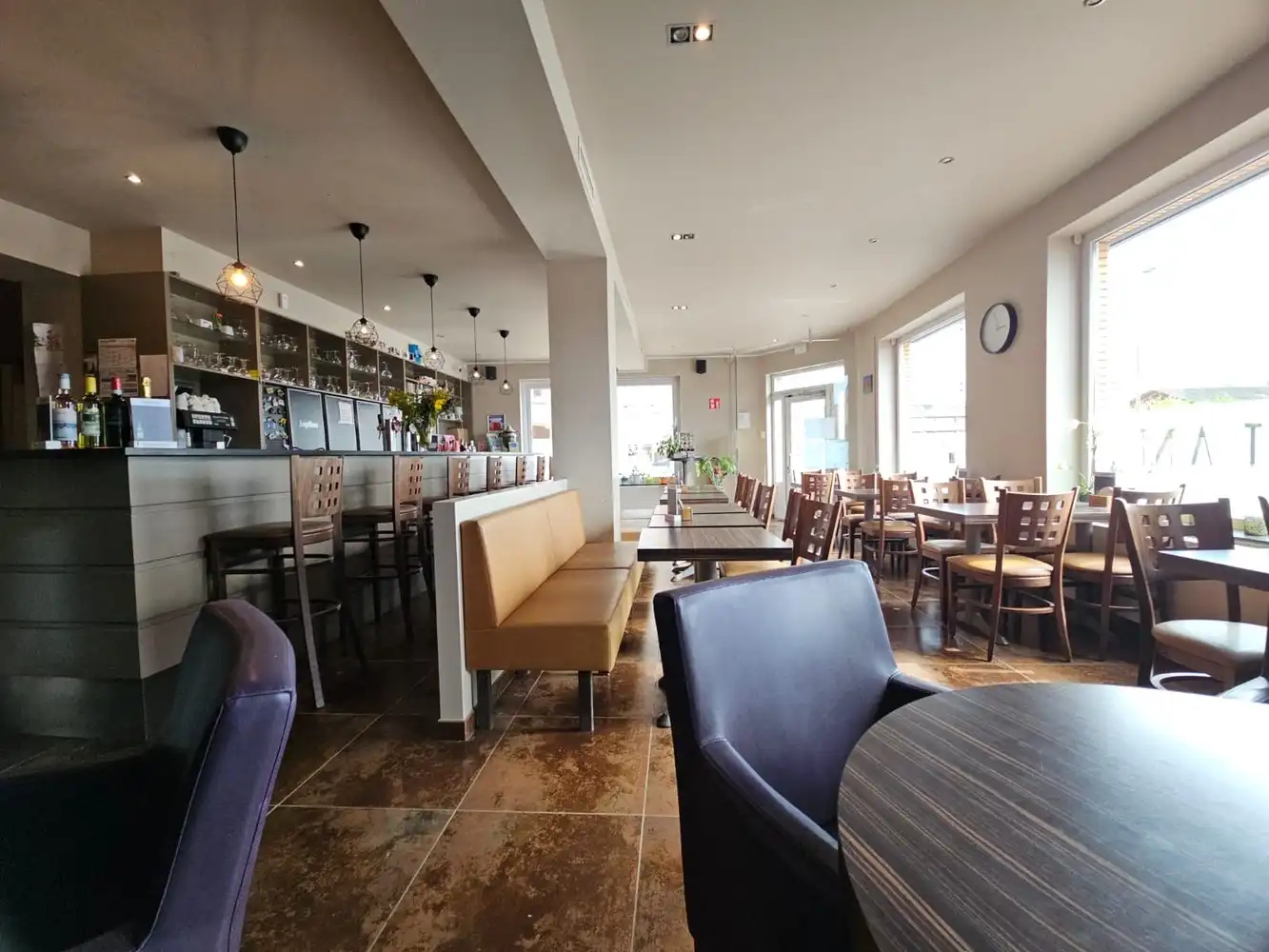 Ruim handelspand met woongelegenheid foto 4