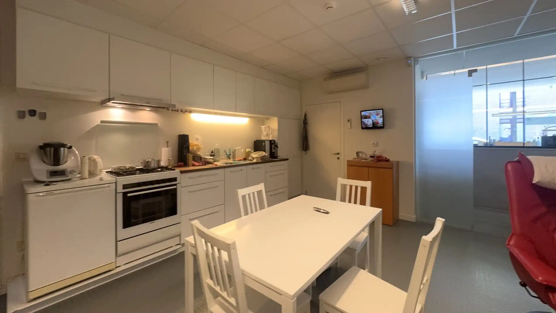 Handelsgelijkvloers te huur in centrum De Pinte foto 8