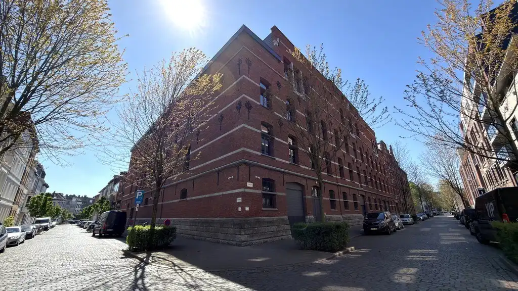 Uniek loftkantoor te huur nabij 't Eilandje in Antwerpen foto {{pictureIndex}}