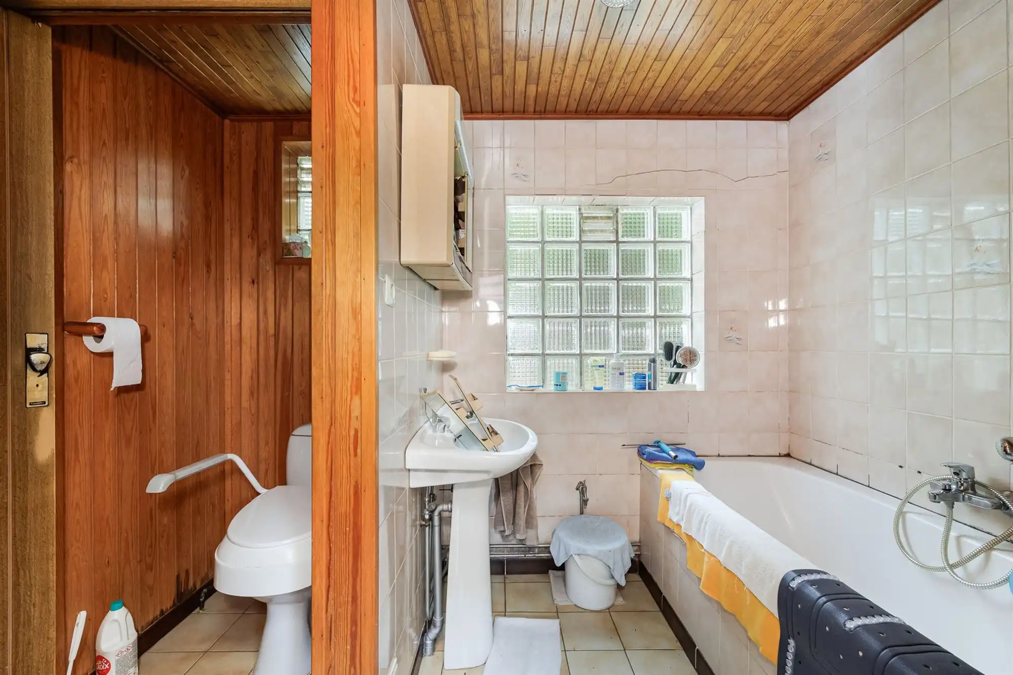 Te renoveren woning met garage, oprit en tuin foto 6