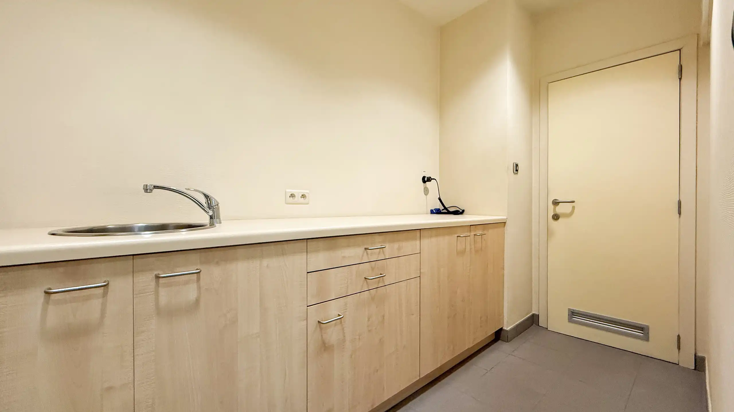 Instapklare kantoorruimte met mogelijkheden te Zolder! foto 32