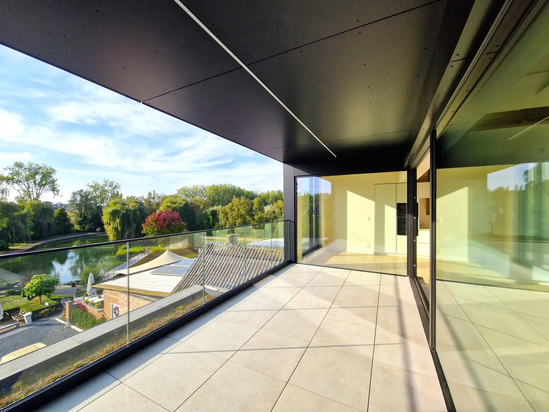 Nieuwbouwappartement met ruim terras en adembenemend zicht foto {{pictureIndex}}