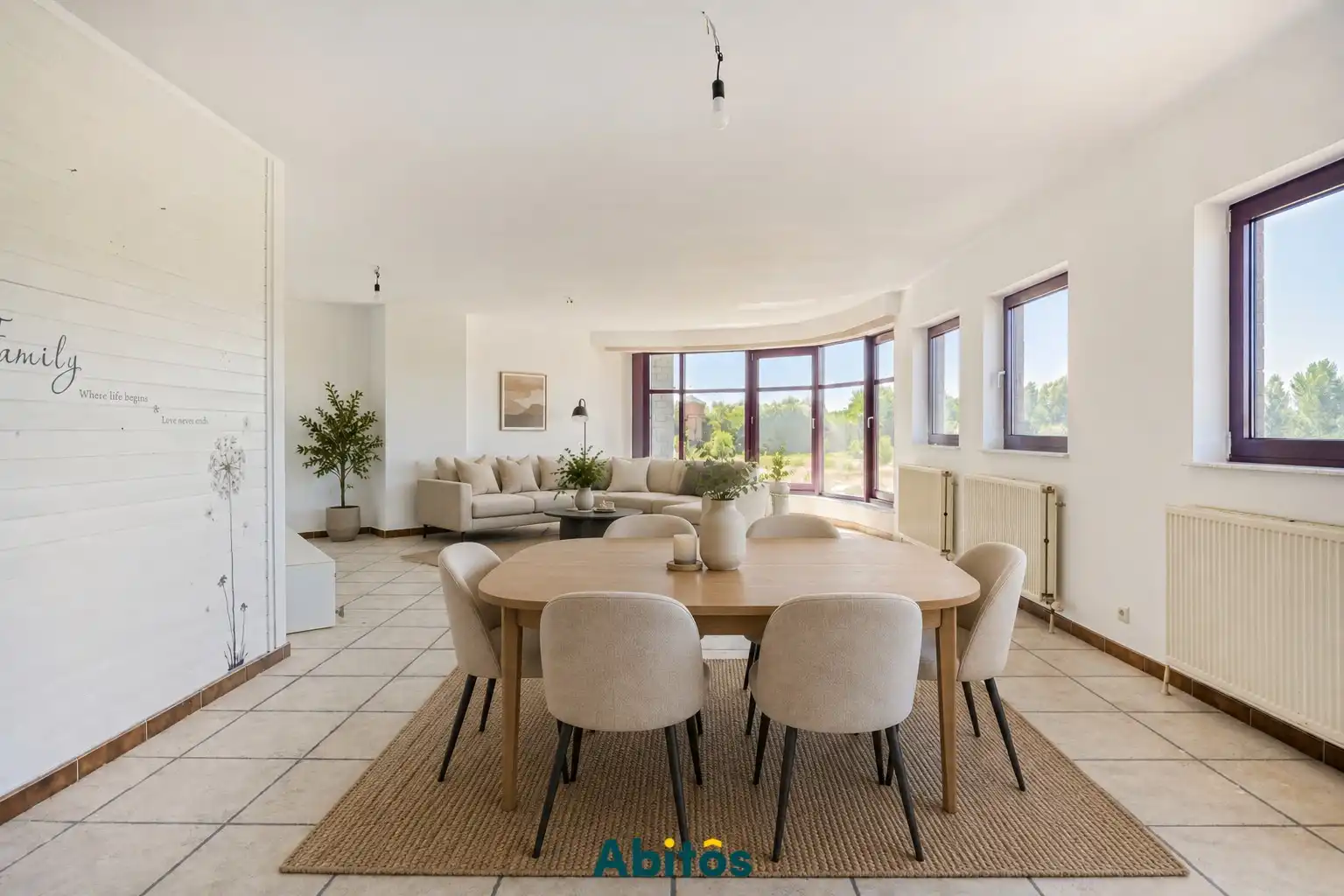 Ruim en lichtrijk appartement met 3 slaapkamers foto {{pictureIndex}}