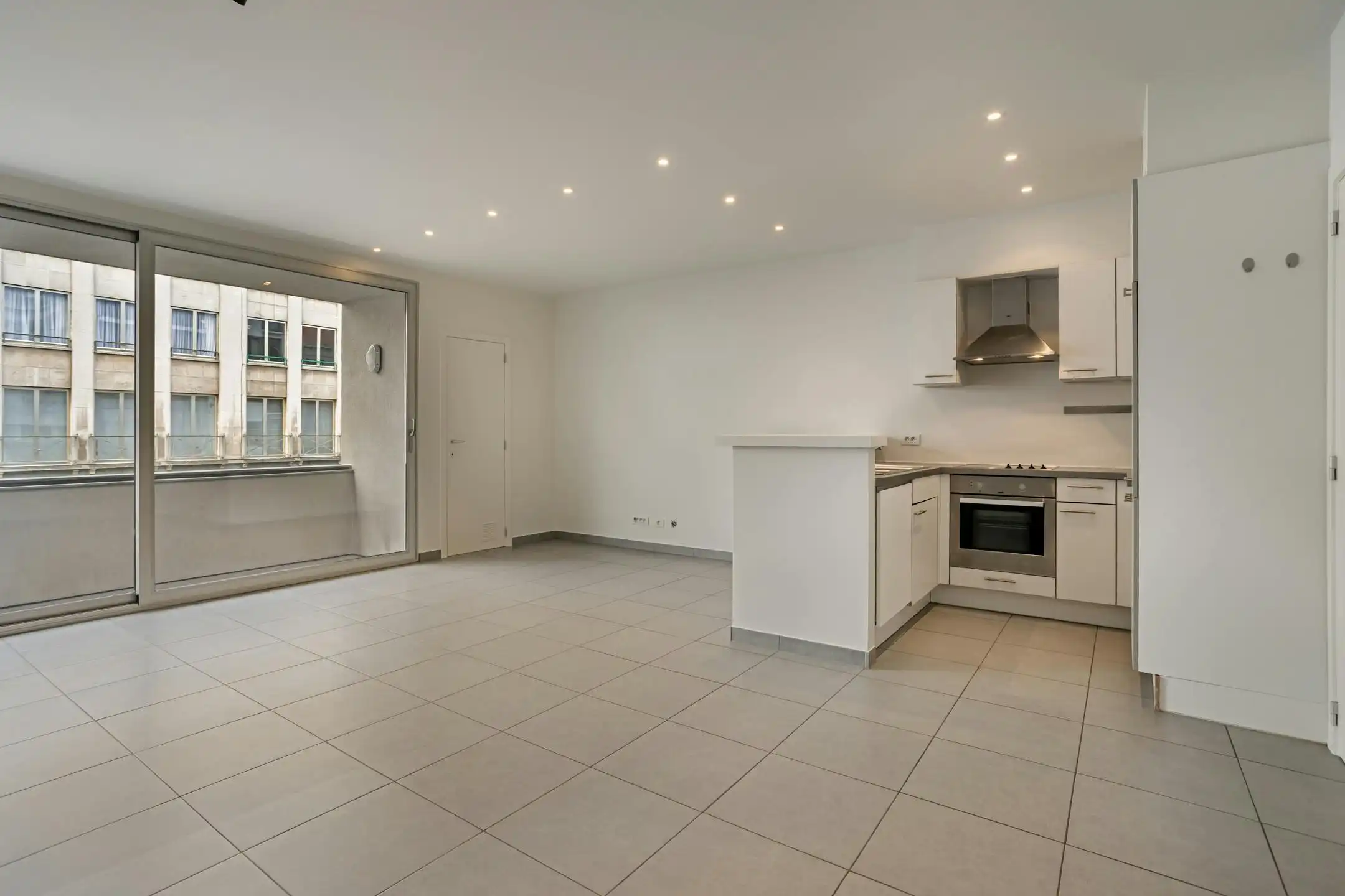 Gerenoveerd 1-slaapkamer appartement te koop in centrum Kortrijk foto 2
