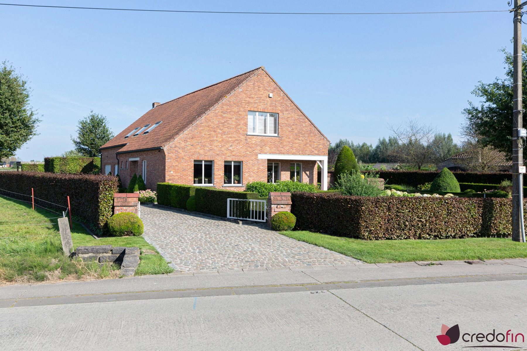 Ruime woning met 4 slaapkamers, bureau en dubbele garage foto 1