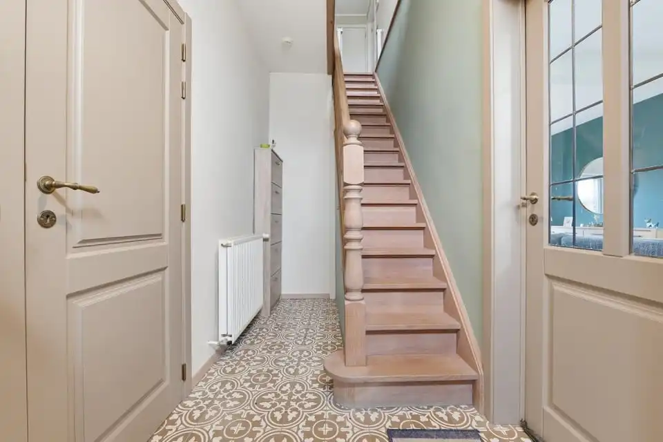 KNAP GERENOVEERDE GEZINSWONING MET 3 SLKS, TUIN EN CARPORT IN JEUK foto 4