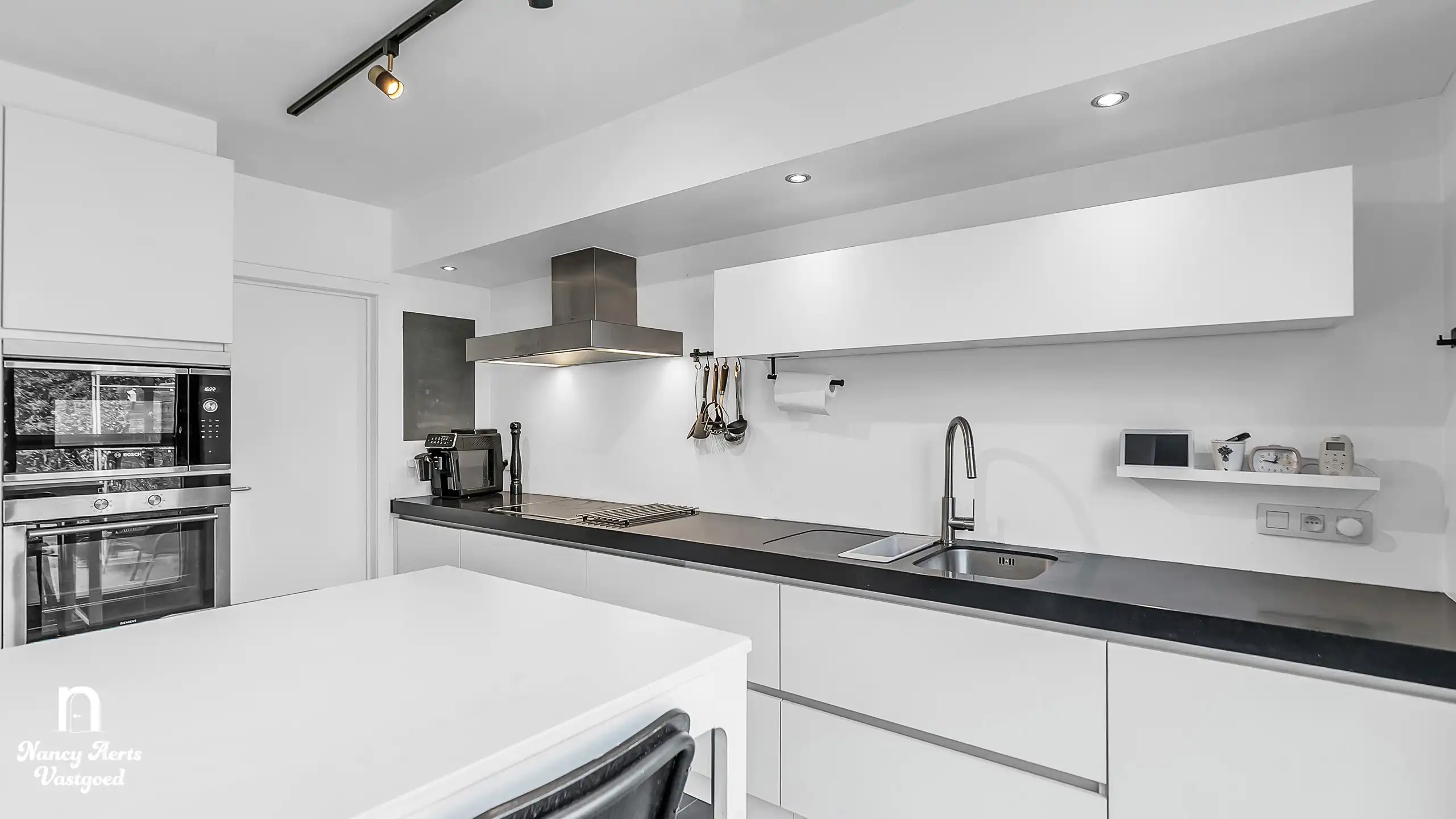Ruime halfopen gezinswoning met 3 slk in een groene omgeving foto 7