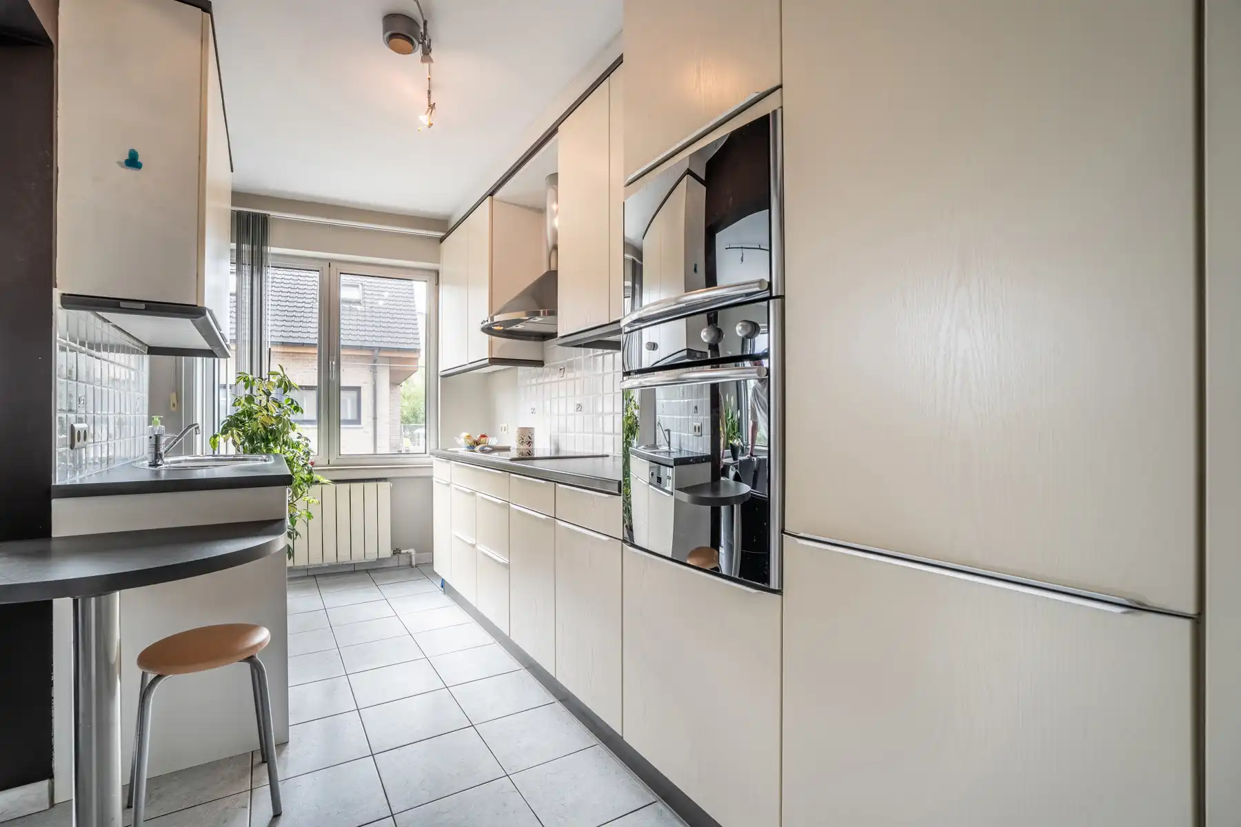 Ruim appartement met terras en dubbele garage! foto 6