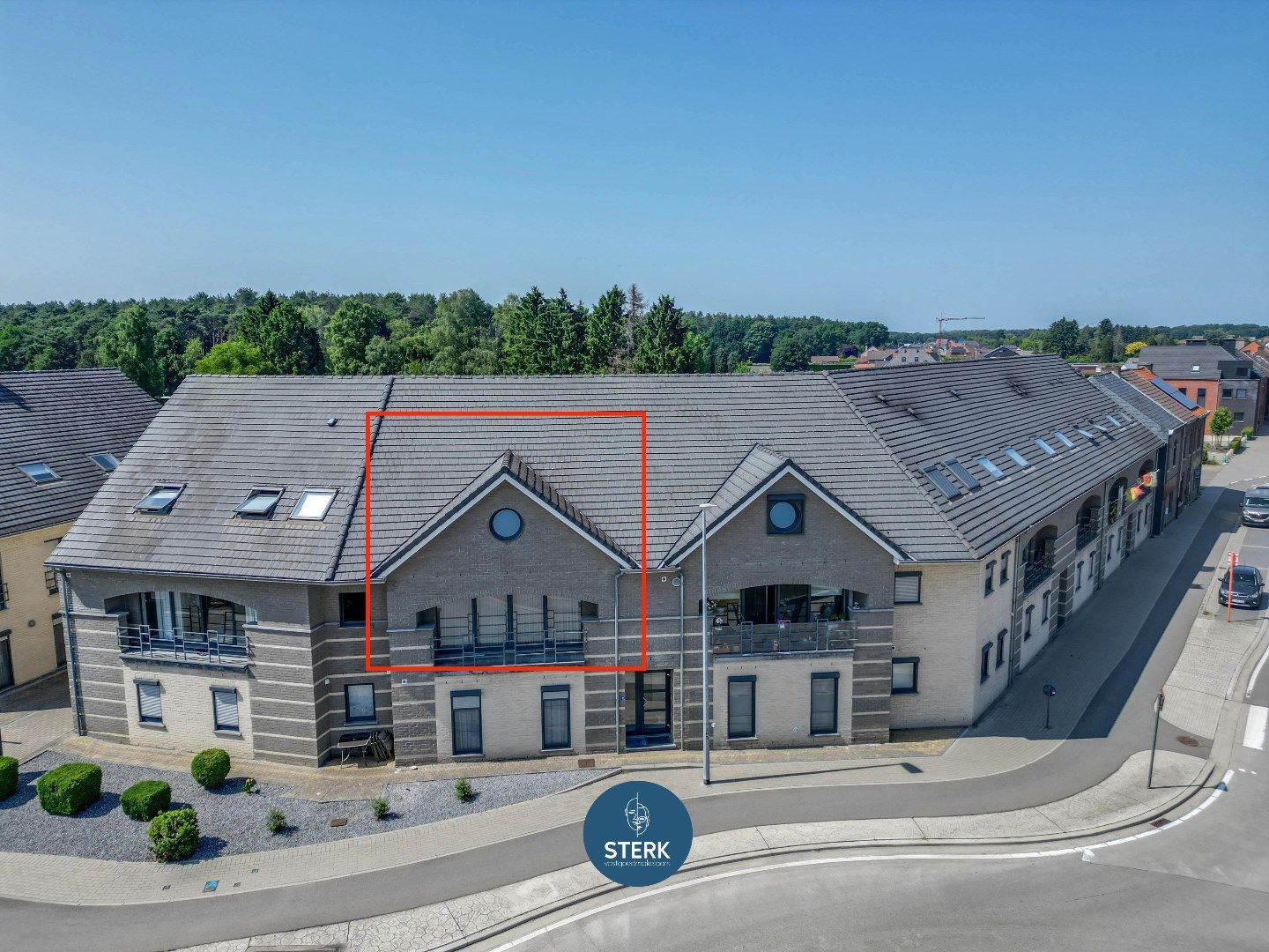 INSTAPKLAAR DUPLEX-APPARTEMENT MET 3 SLPKS EN 2 TERRASSEN TE REKEM !  foto {{pictureIndex}}