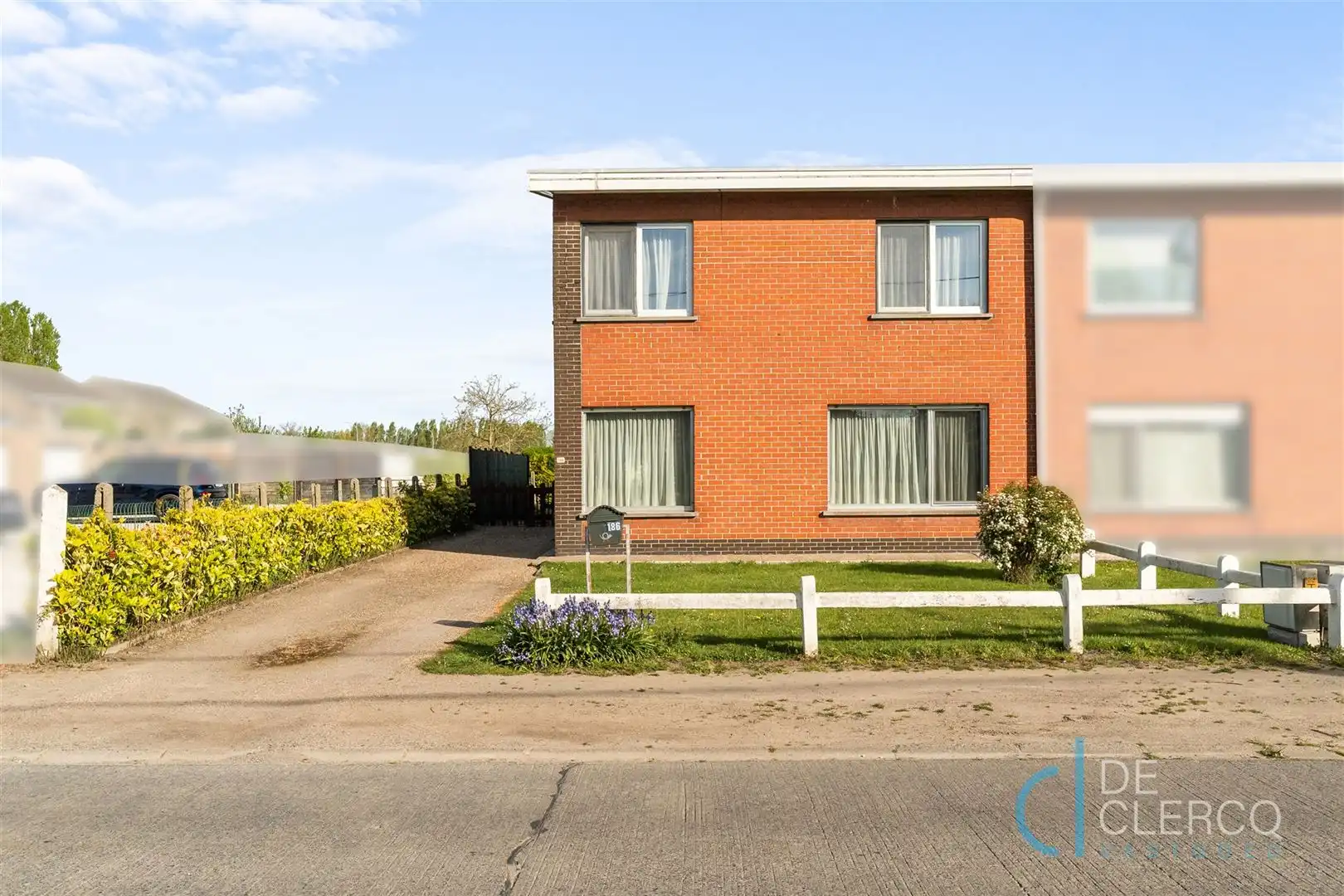 Halfopen woning met garage én grote oprit te koop Lochristi foto {{pictureIndex}}