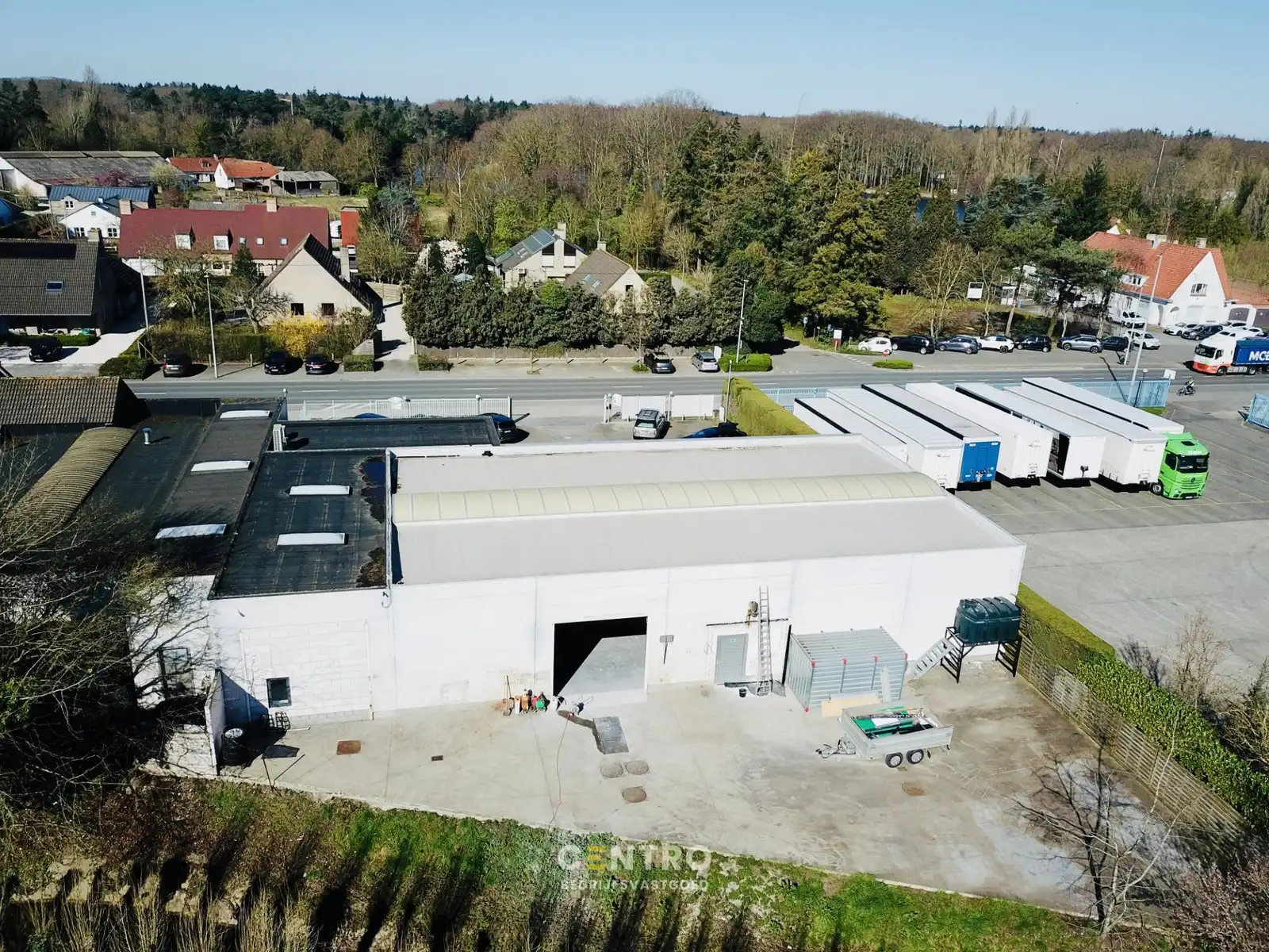 Op Toplocatie: Instapklaar HANDELSPAND bestaande uit MAGAZIJN (440m²) met BURELEN/TOONZAAL (85m²) en verhard terrein voor -en achter het gebouw! foto 3