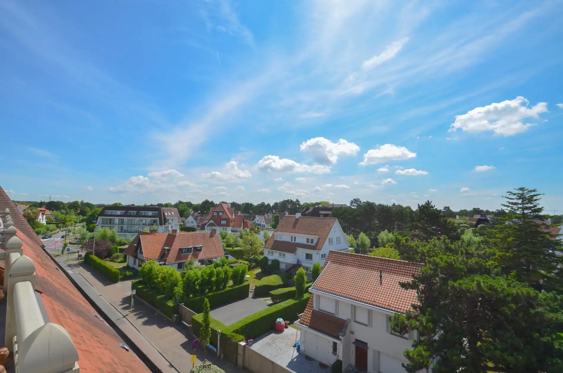 Stijlvol duplexappartement met zonnige terrassen en open zicht op de villa’s van het Zoute. foto 4