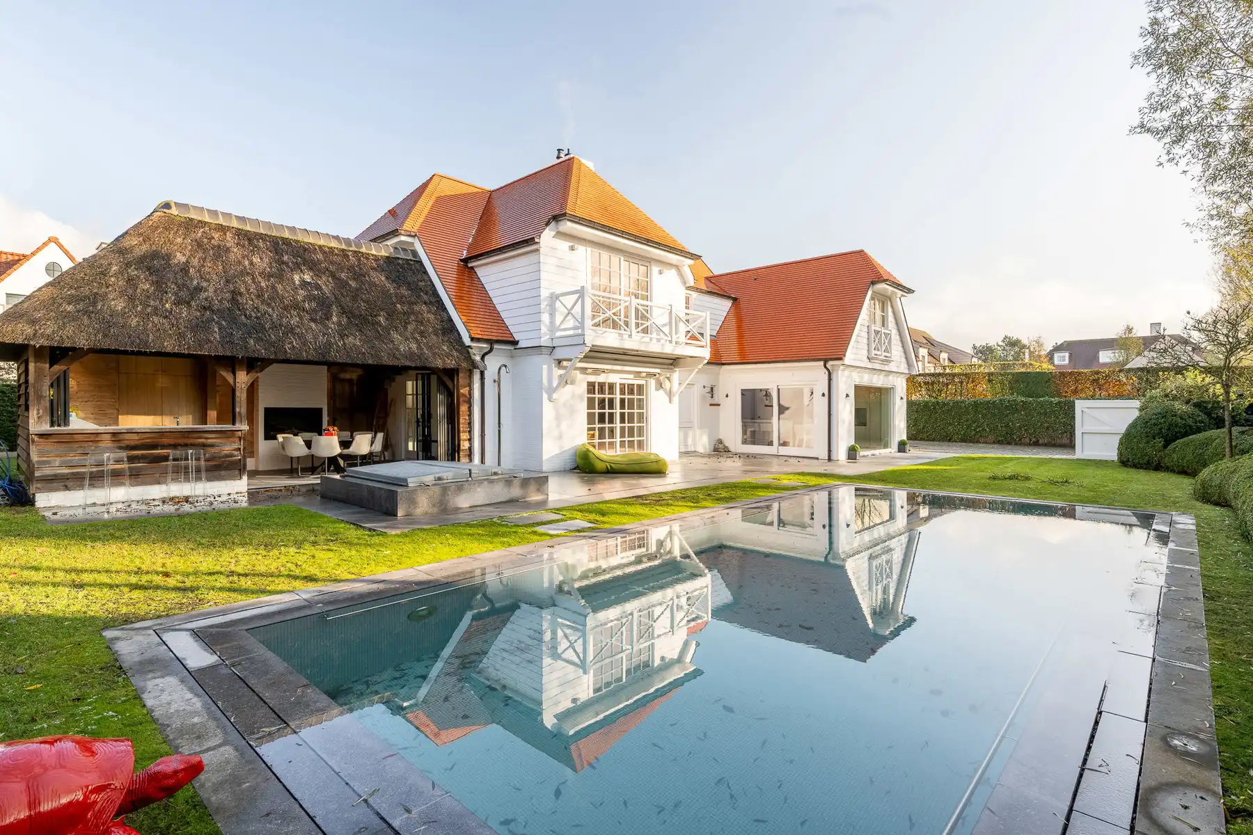 Exclusieve instapklare villa met 5 slaapkamers, zwembad en dubbele garage vlak bij het Zoute foto {{pictureIndex}}