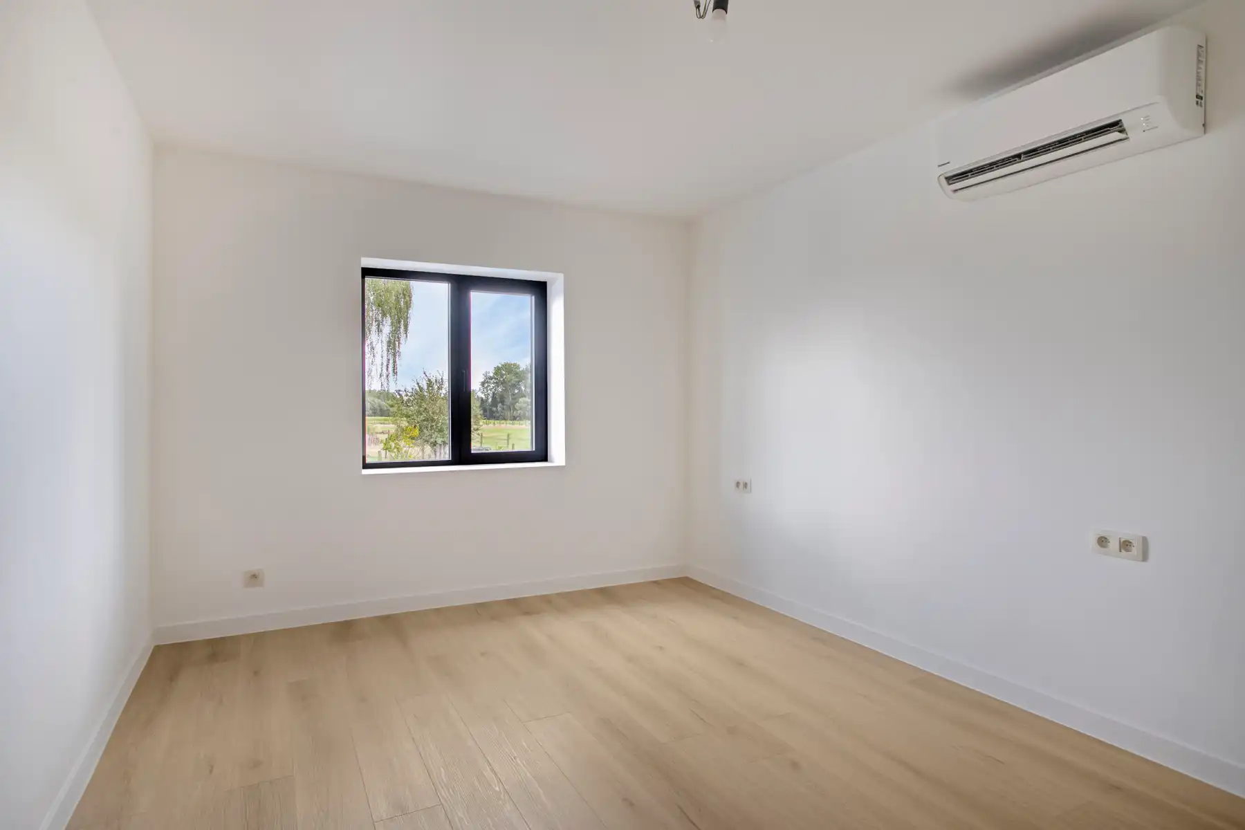 Gerenoveerde woning met 5 slaapkamers en bijbouw foto 14
