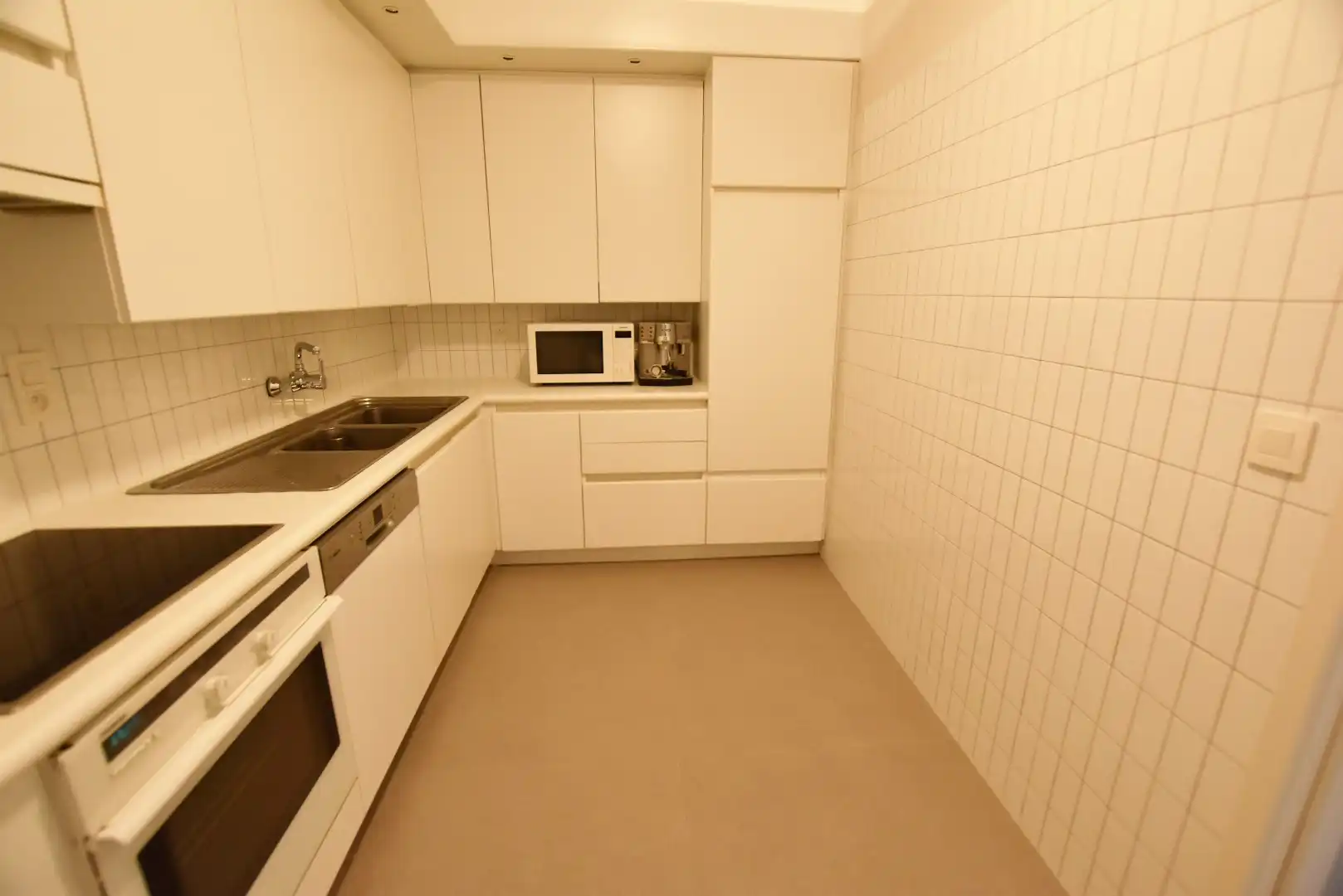 Ongemeubeld appartement, in de gerenommeerde residentie “Globe”, prachtig gelegen op de Zeedijk in het Zoute foto 3