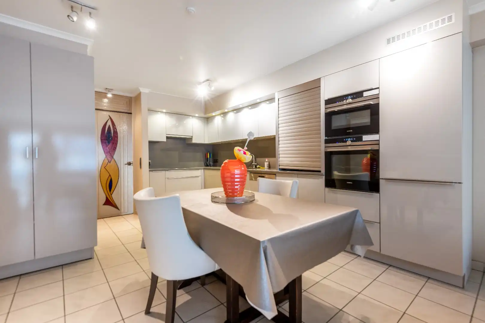 Aangenaam appartement met twee slpks gelegen op de Parmentierlaan vlakbij de Bayauxlaan. Parking mogelijk! foto 4