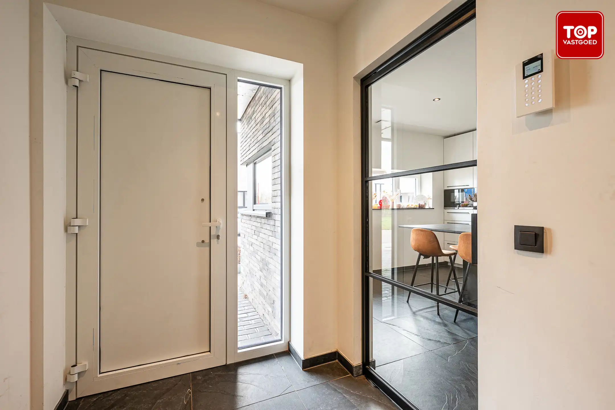 Stijlvolle en energiezuinige gezinswoning met hoogwaardige materialen en zonnige tuin foto 2