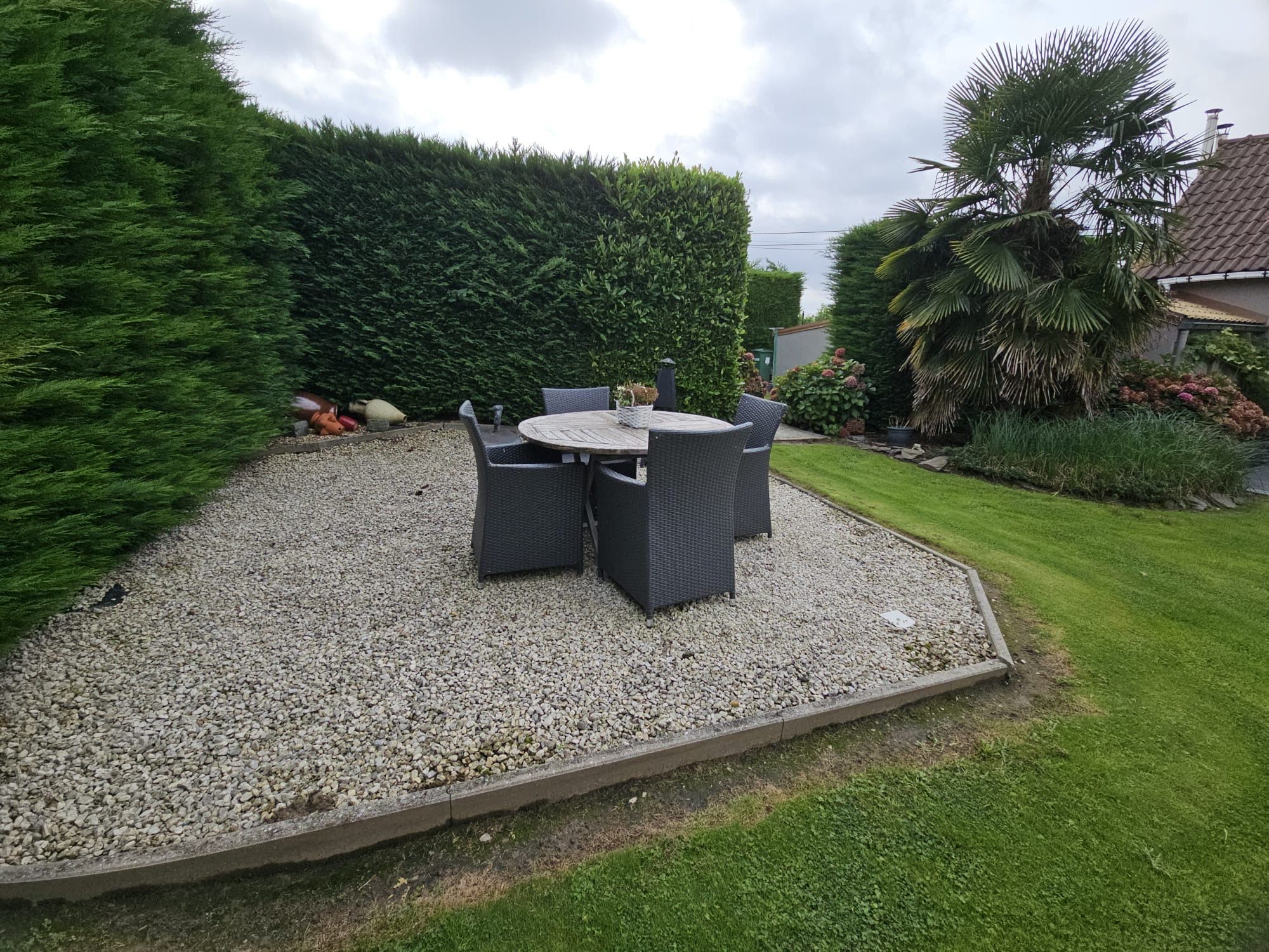 Woning in landelijke stijl met tuin, veranda en ruime garage  foto 24