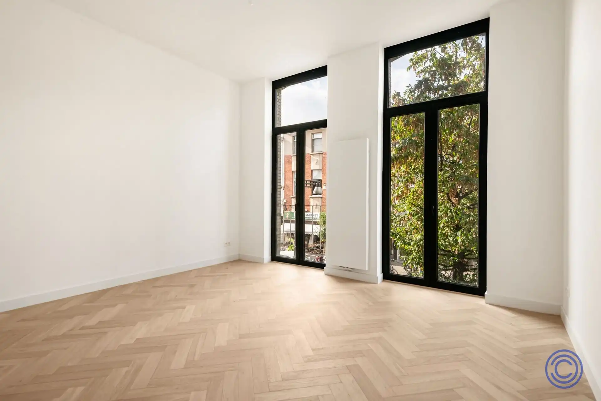 Ruime en volledig gerenoveerde duplex met 3 slaapkamers, bureau en terrassen foto 5