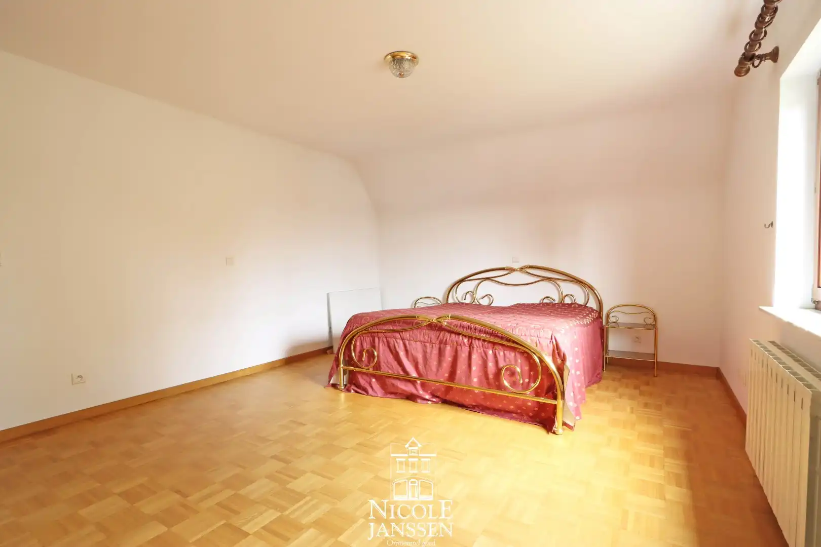 Ruim ingedeelde villa met 7 slaapkamers, dubbele garage en volledig omheinde tuin  foto 22