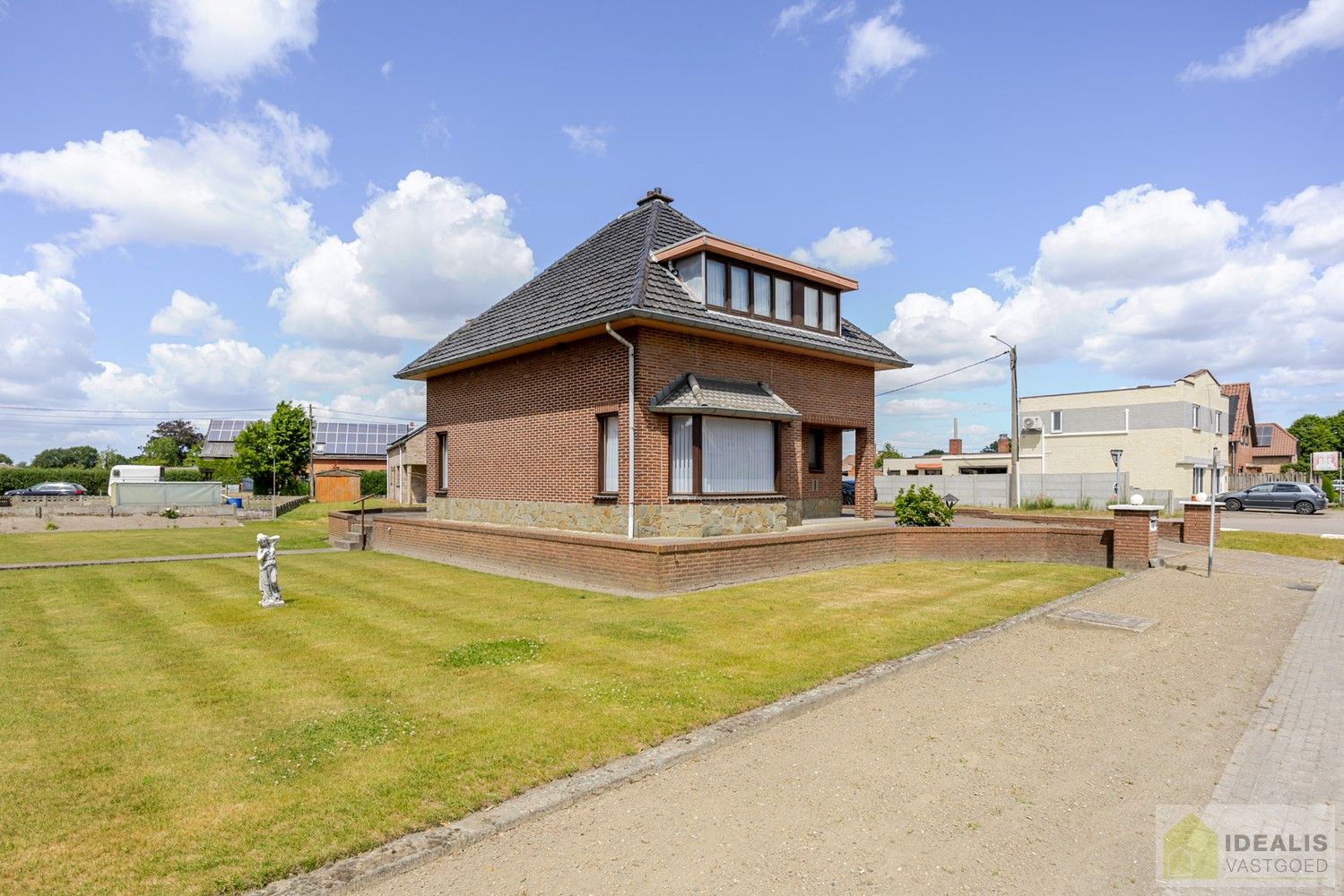CHARMANTE EN TE RENOVEREN EENGEZINSWONING MET 4 SLAAPKAMERS OP EEN KNAP PERCEEL EN GEGEERDE LOCATIE !! foto 2
