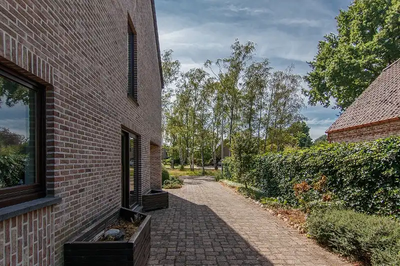 Zeer ruime, op te frissen, gezinswoning met dubbele garage in kindvriendelijke, groene en rustige omgeving foto 5